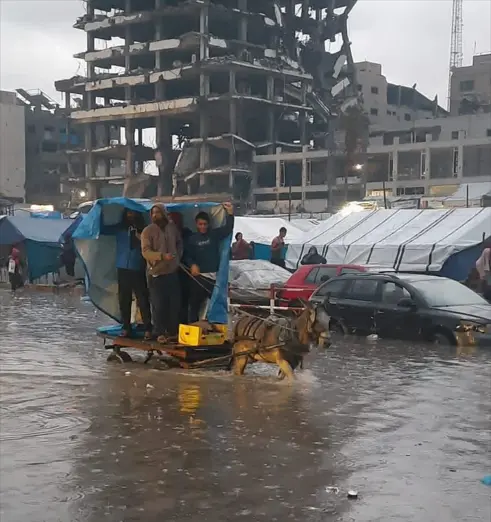إصابات جراء انهيار منزل متضرر من القصف بفعل المنخفض الجوي شمال غربي مدينة غزة